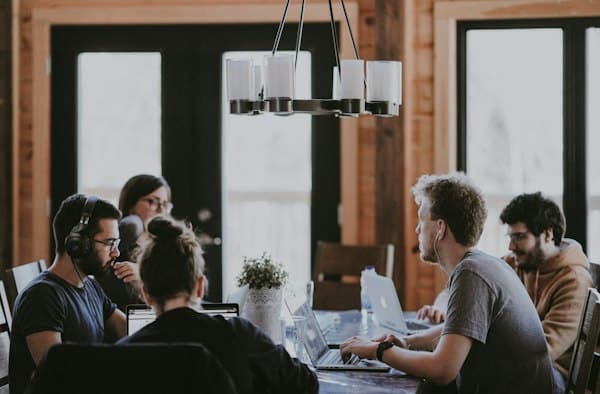 Équipe de professionnels en réunion de travail collaborative