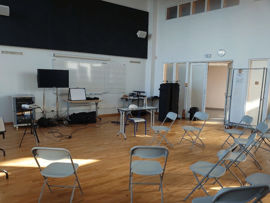 Salle de formation disposée en cercle, prête pour une session
