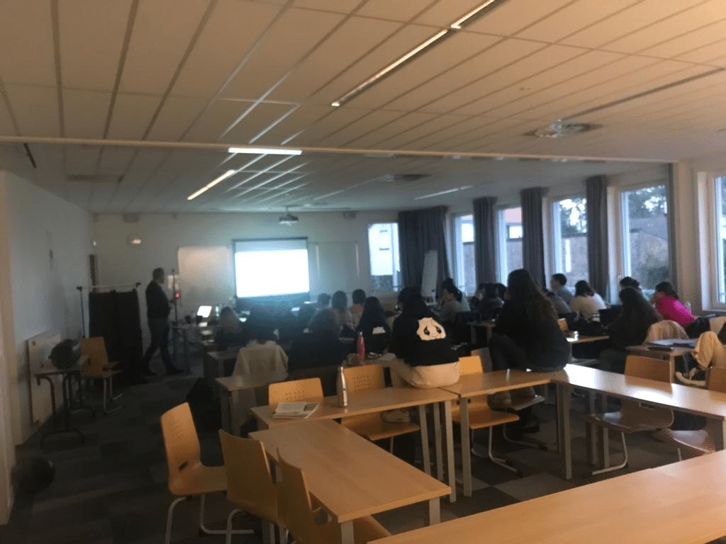 Participants en formation dans une salle équipée d'un vidéoprojecteur