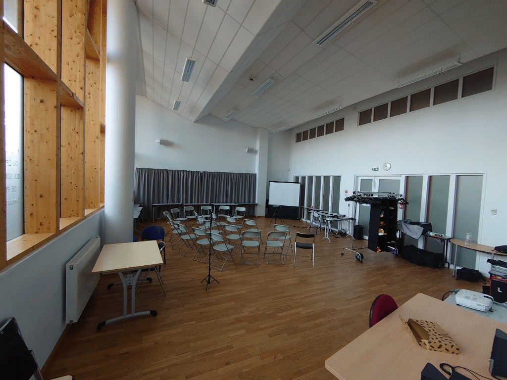Grande salle aménagée pour accueillir une formation ADAPT